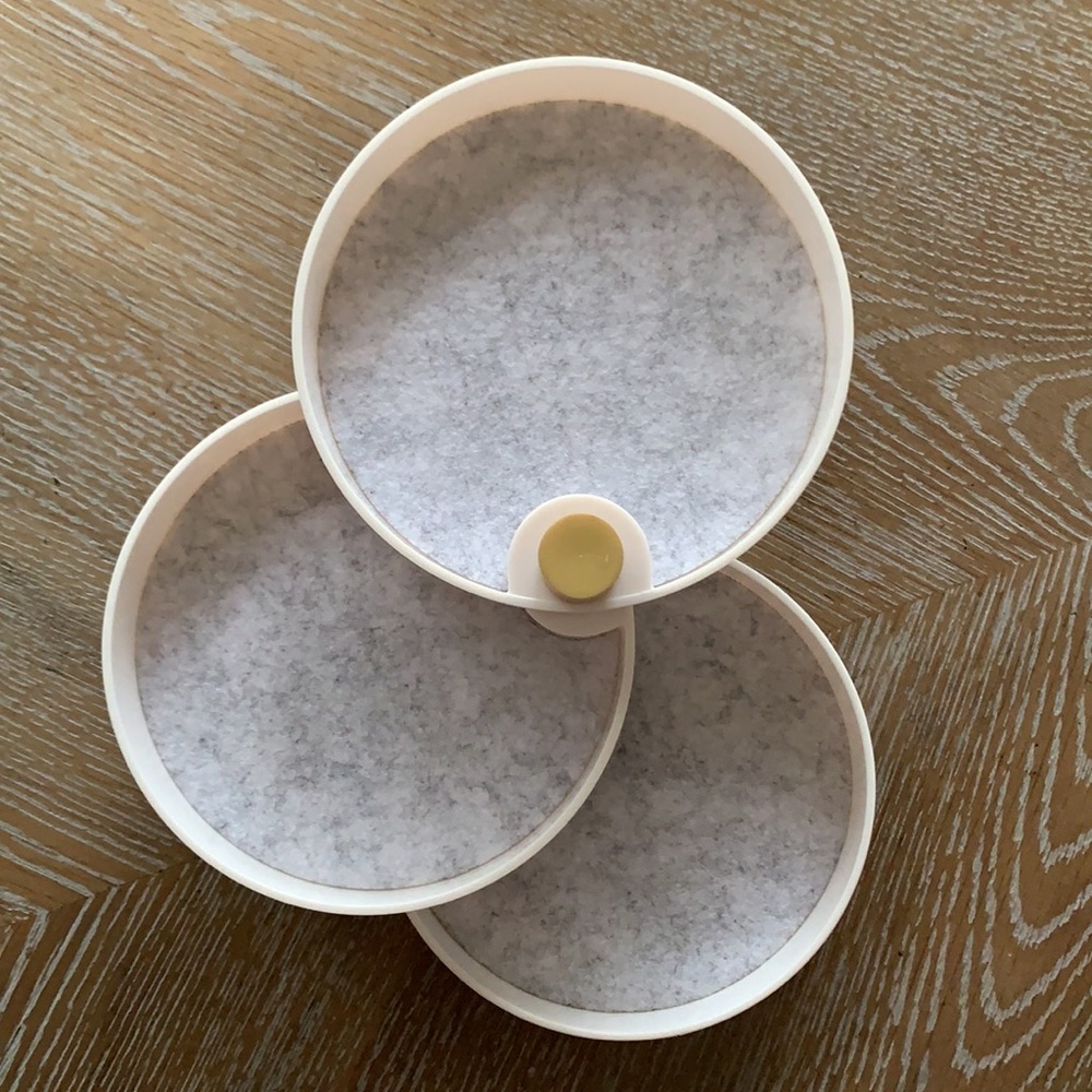 THE 2 BANDITS Tiered White Catchall Tray 5”Wx 3”H - Picture 7 of 9